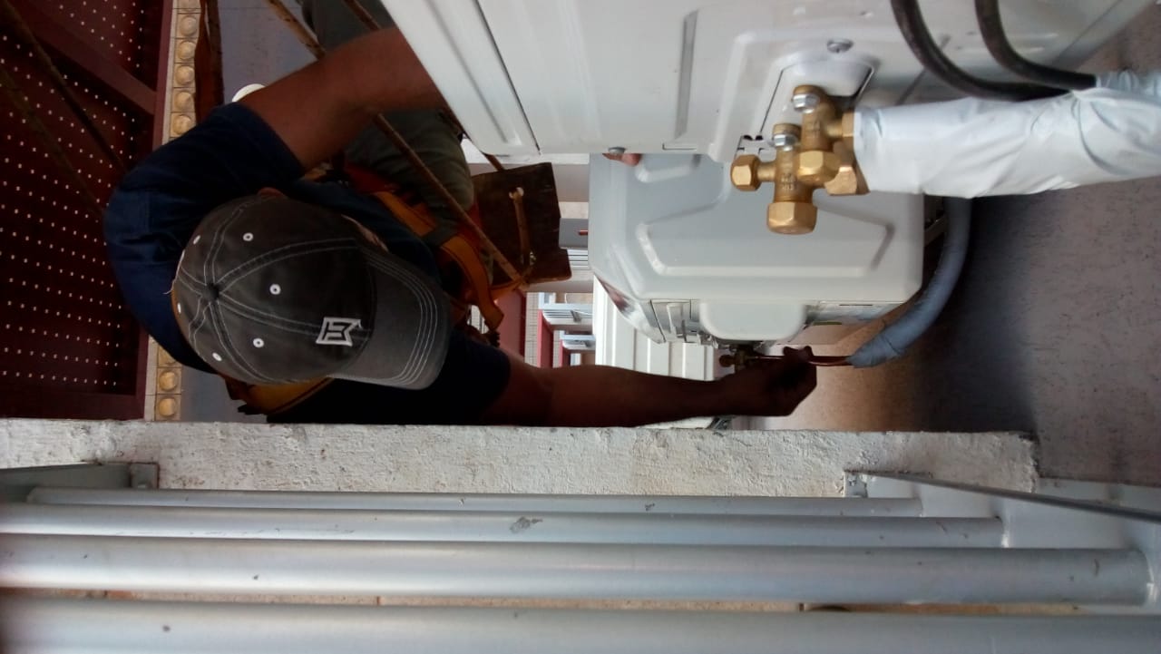 Equipo de refrigeracion siendo trasladado