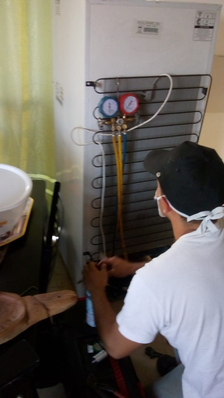 Tecnico reparando un freezer