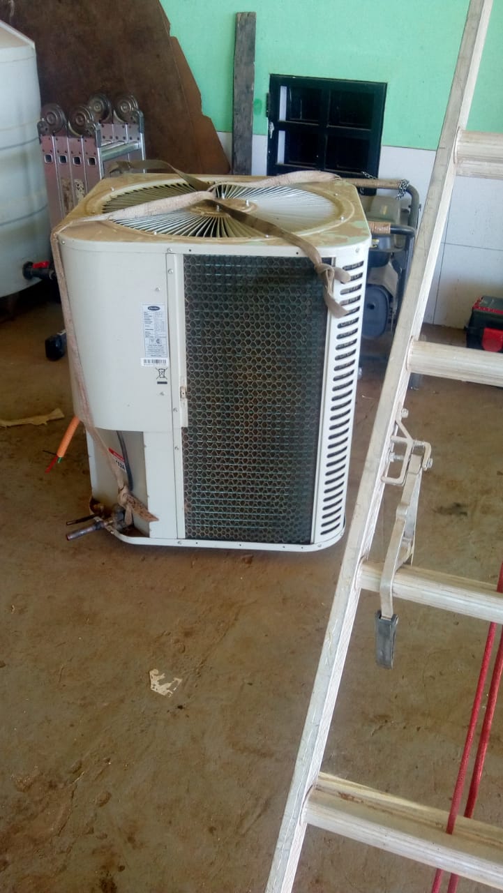 Aire acondicionado siendo reparado