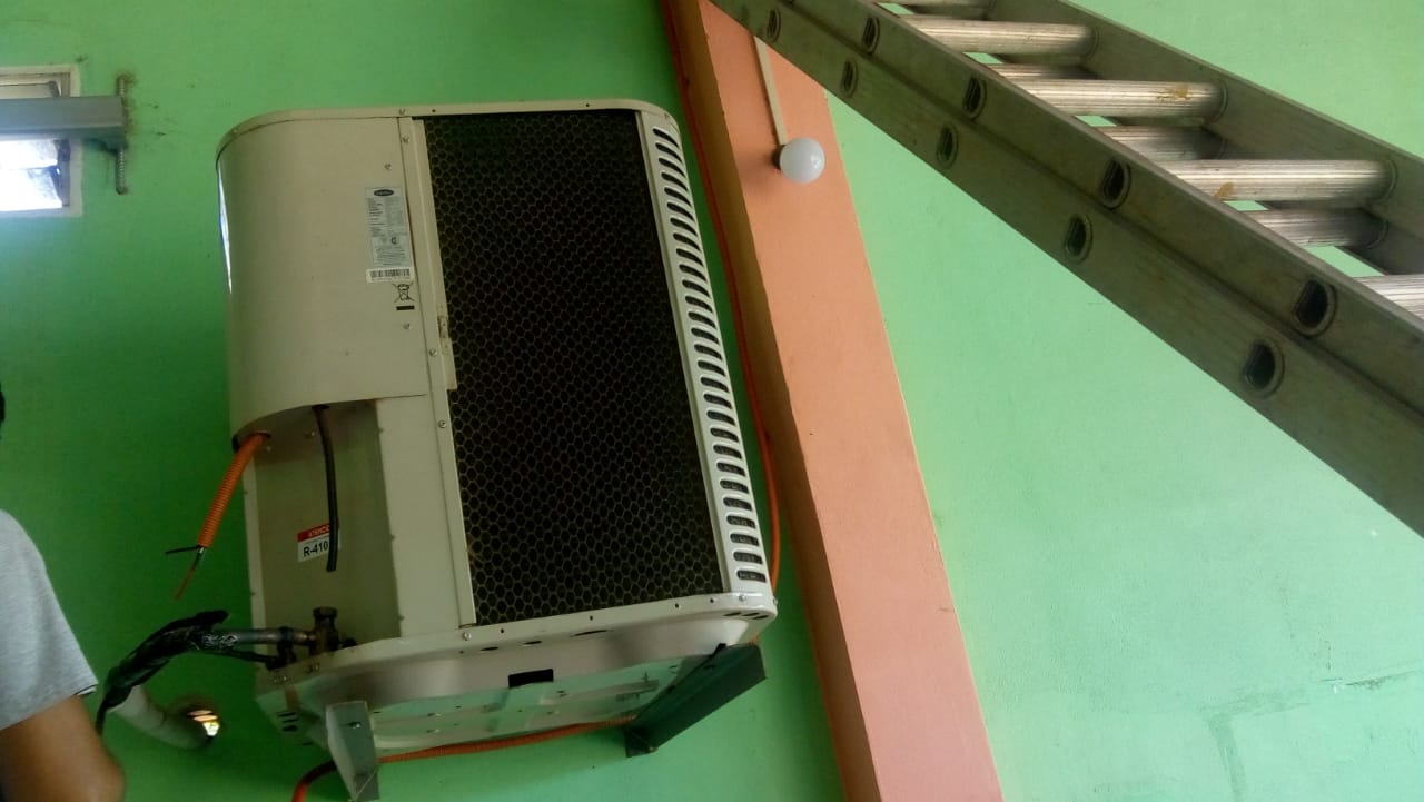 Foto de aire acondicionado siendo reparado